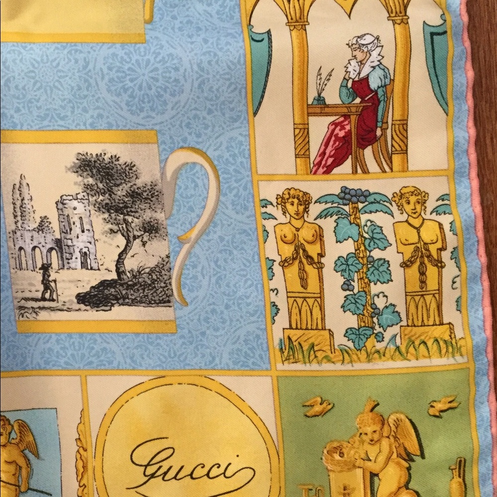 Beautiful Vintage Gucci Silk Scarf - Picture 2 of 4